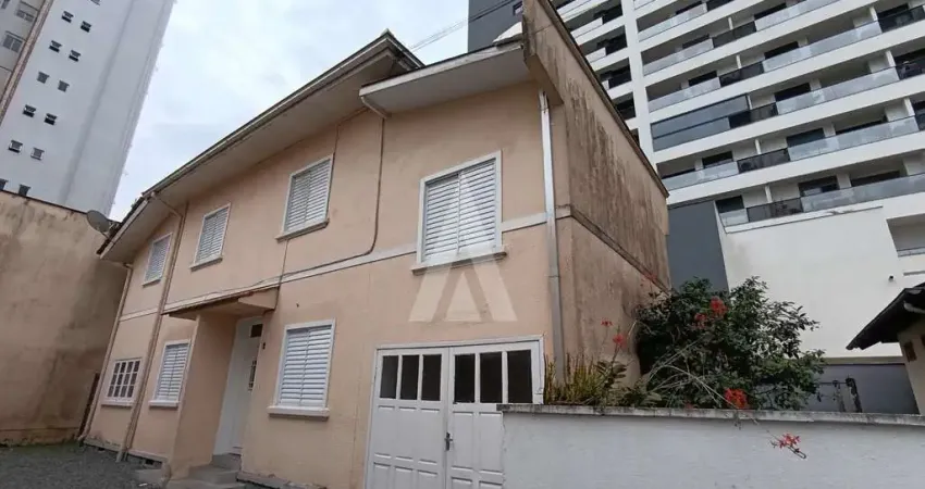 Casa com 3 quartos para alugar na Rua Jaguaruna, Centro, Joinville