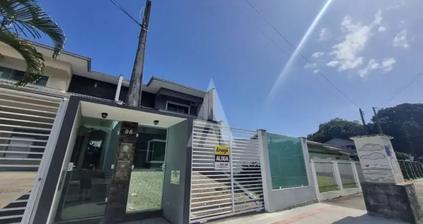 Casa geminada no bairro bom retiro com 3 quartos, sendo 1 suíte, cozinha com armários e vaga para 2 carros.