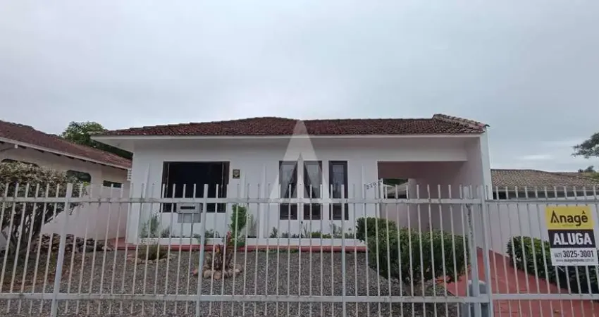 Casa Residencial com 3 quartos sendo 1suíte, cozinha com armários planejados e garagem coberta.