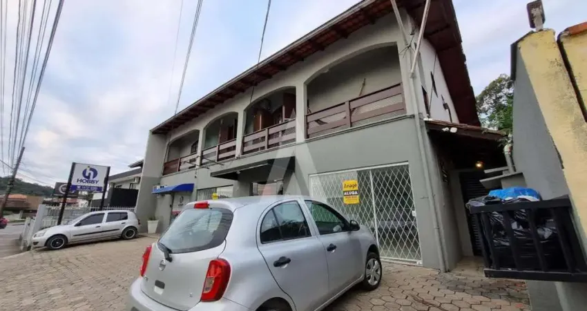 Loja comercial no bairro iririu com 1 sala e banheiro social.