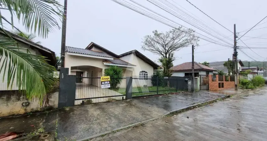Casa com 3 quartos para alugar na Rua Constante Rottini, Paranaguamirim, Joinville