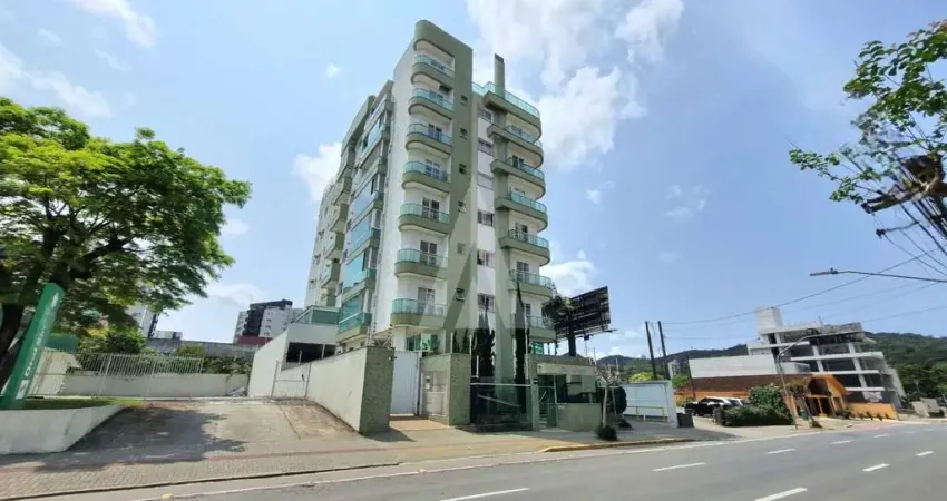 Apartamento semimobiliado com 3 quartos sendo 1 suite, sacada com churrasqueira e elevador no bairro centro.