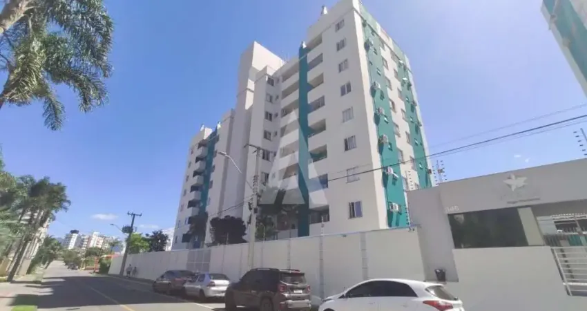 Apartamento semimobiliado no bairro Santo Antônio com 2 quartos, cozinha com armários e 1 vaga de garagem.