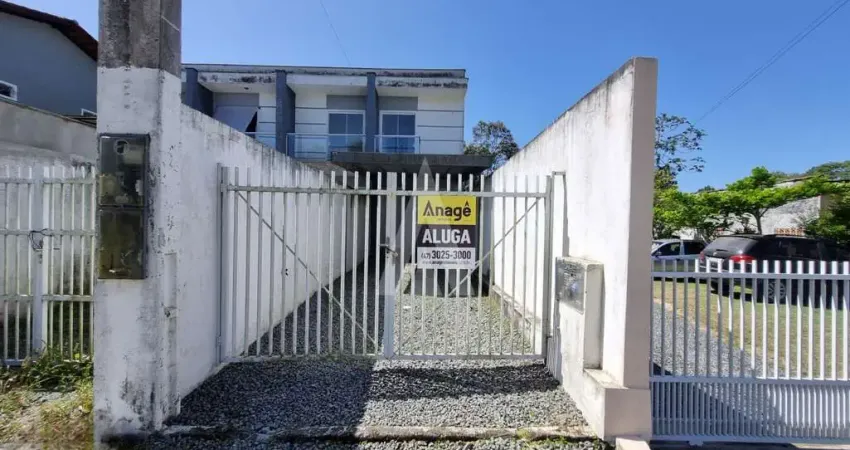 Geminado com 2 quartos, 1 vaga de garagem coberta e quintal no bairro itinga.