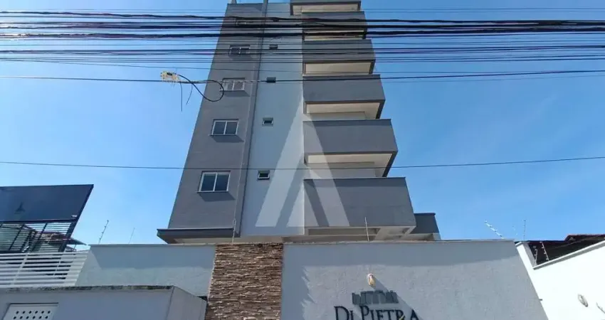 Apartamento semi mobiliado com 3 quartos sendo 1 suite, sacada com churrasqueira no bairro Saguaçu.