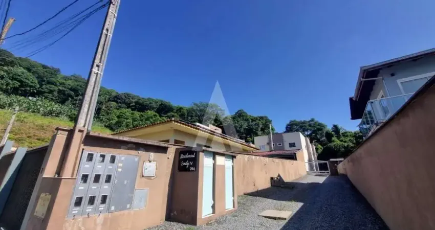 Apartamento com 02 dormitórios, sala de estar, cozinha com armários, sacada com churrasqueira, bwc social e área de serviço.