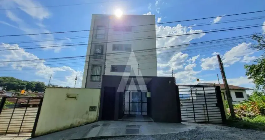 Apartamento com 3 quartos, cozinha com armários, sacada com churrasqueira no bairro glória