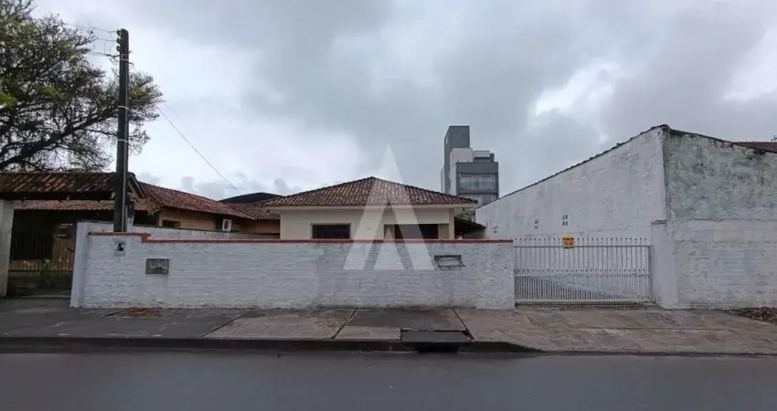 Casa localizada no bairro aventureiro, composta por dois quartos, varanda e uma vaga de garagem coberta.