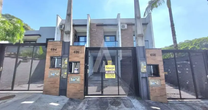 Geminado localizado no bairro Boa Vista, composto por 3 dormitórios, sendo 1 suíte, e 1 vaga de garagem coberta.