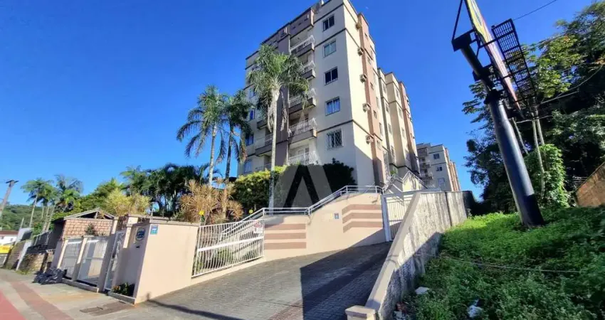 Apartamento com 2 quartos, cozinha com armários, sacada e 1 vaga de garagem coberta no bairro boa vista