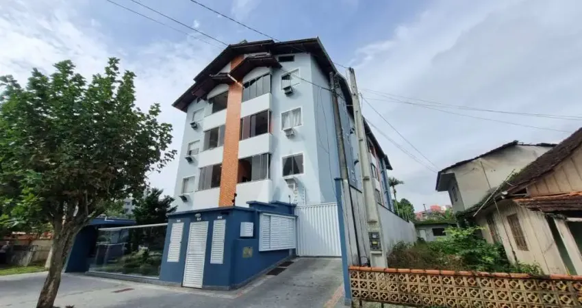 Apartamento semimobiliado com 2 quartos sendo 1 suite, sacada com churrasqueira no bairro Saguaçu.