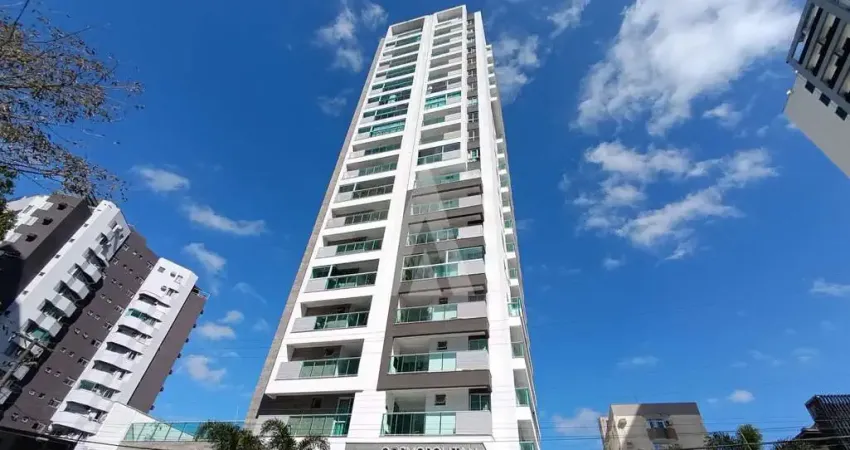 Apartamento com 3 dormitórios um sendo suíte, sala de estar e jantar, cozinha com armários.