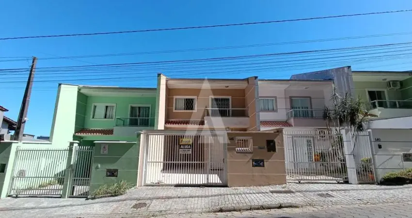 Geminado semimobiliado com 3 quartos, sendo 1 suíte no bairro floresta.