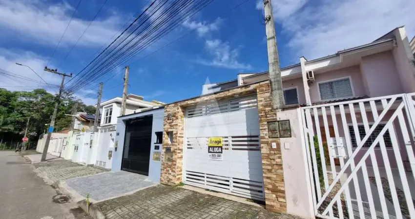 Casa com 2 quartos, cozinha com armários planejados, área fundos com churrasqueira e 1 vaga coberta no bairro aventureiro