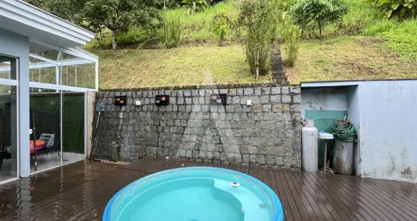 Casa residencial com 3 quartos  para alugar, 190.63 m2 por R$7200.00  - Bom Retiro - Joinville/SC