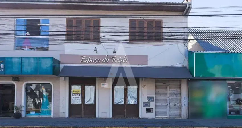 Loja comercial ampla e com estrutura na área superior para salas de atendimento ou estoque.