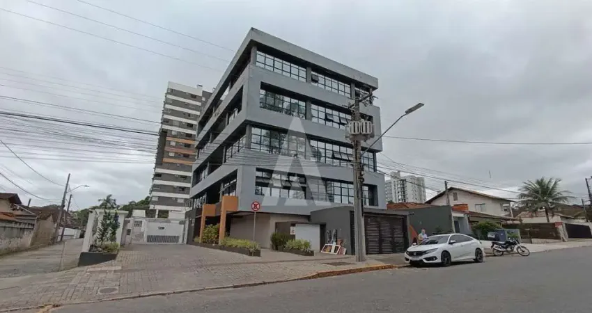 Apartamento com 2 quartos, 1 sala de estar e jantar, 1 cozinha, sacada com churrasqueira.