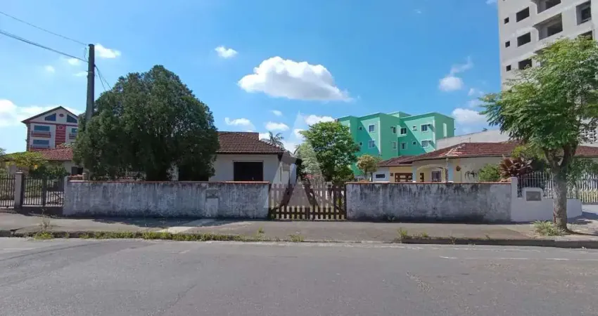 Casa localizada no bairro santo antônio, composta por 2 quartos.