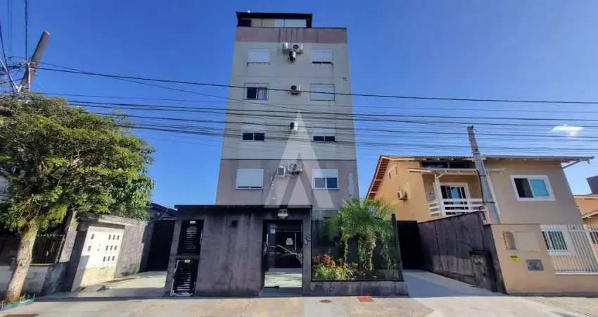 Apartamento semi mobiliado com 2 quartos, sendo 1 suíte e sacada com churrasqueira, no bairro Guanabara