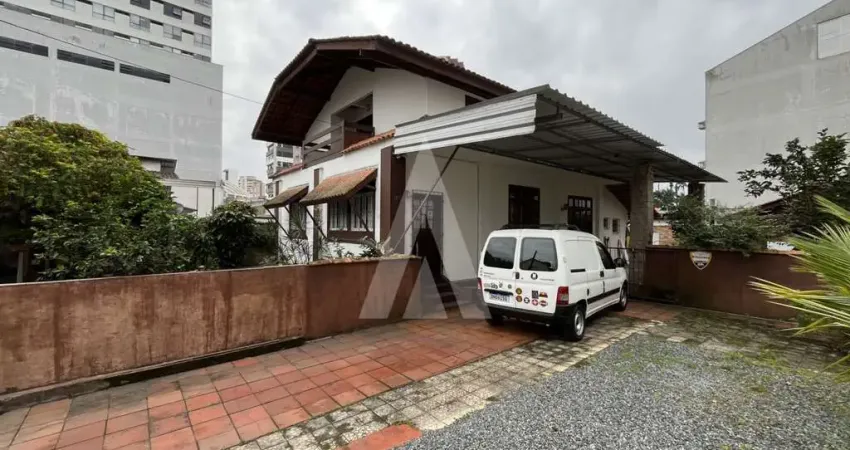 Casa residencial com 4 quartos  para alugar, 134.50 m2 por R$5000.00  - Centro - Joinville/SC