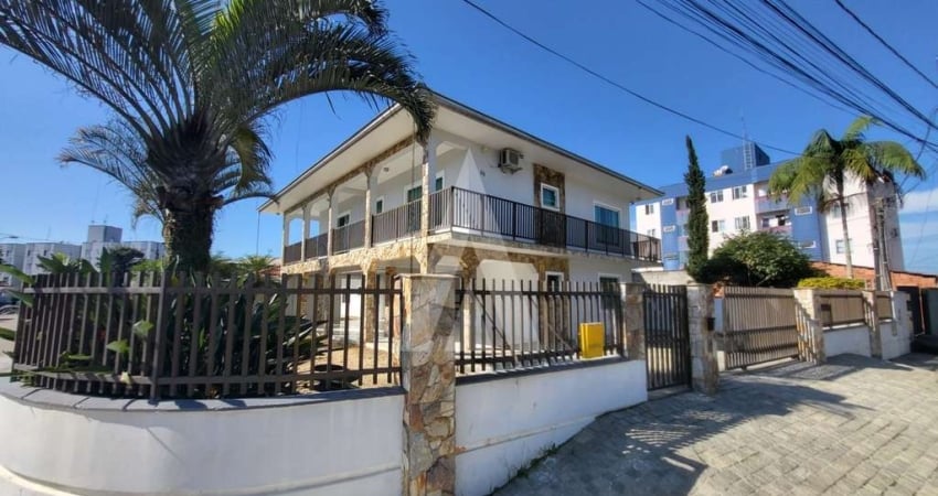 Casa residencial com 5 quartos  para alugar, 401.59 m2 por R$5600.00  - Iririu - Joinville/SC