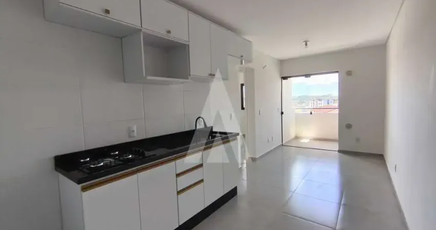 Apartamento novo no itaum com 02 quartos, cozinha com armários e cooktop