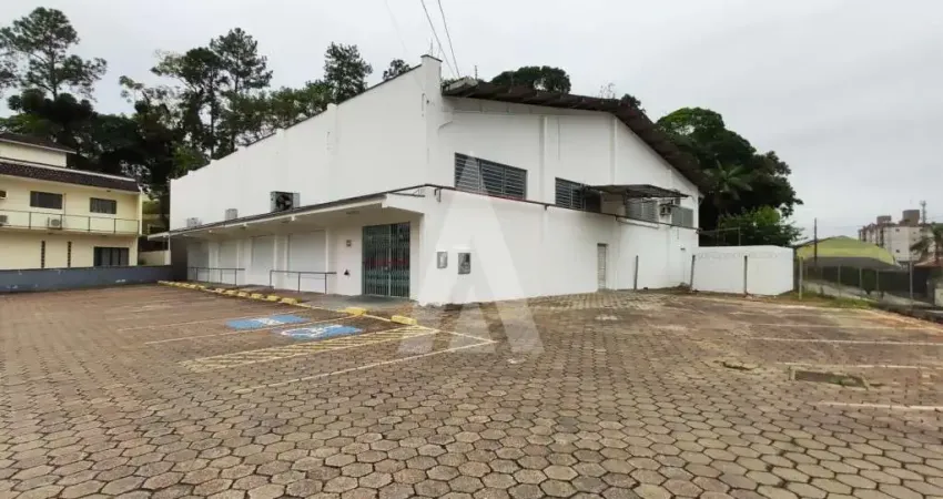 Imóvel comercial de esquina, pé direito de 5,29m², xx m² salão principal, 03 lavabos sendo 01 para pne, cozinha e mezanino, cont