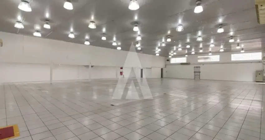 Imóvel comercial de esquina, Pé direito de 5,29m², xx m² salão principal, 03 lavabos sendo 01 para PNE, cozinha e mezanino, cont