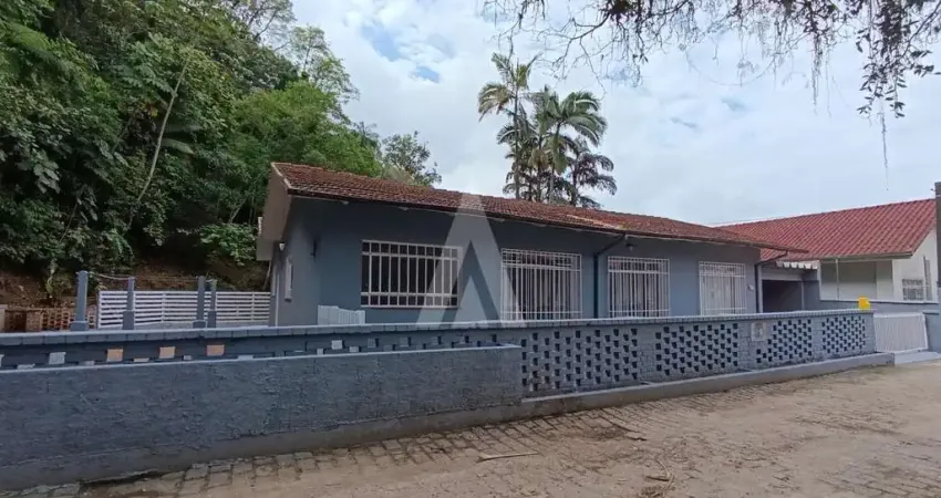 Casa residencial localizada no saguaçu, 4 quartos sendo 1 suite, sala de estar e jantar.