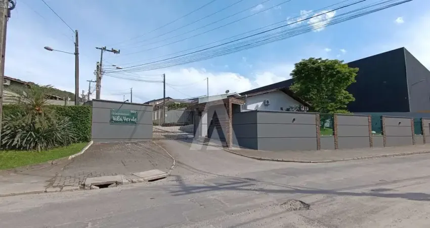 Residencia localizada no bairro bom retiro com 3 quartos, sendo uma suíte, 1 cozinha, sala de estar e jantar, área de serviço