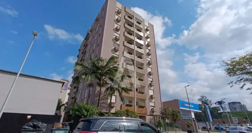 Apartamento no centro, com 2 quartos sendo 1 suíte, cozinha com armários e 1 vaga de garagem.