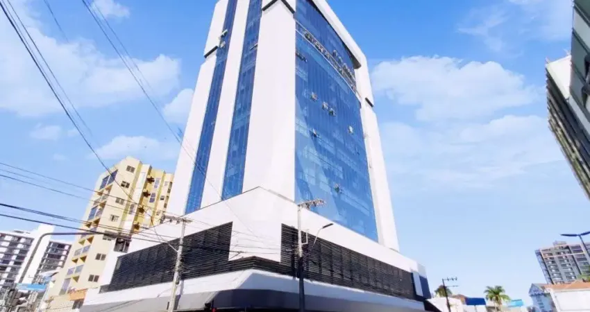 Sala comercial com móveis, hall de entrada e elevador no bairro américa.