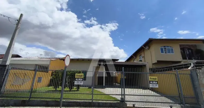 Casa no bom retiro espaçosa com quintal conta com 03 quartos com ar condicionado sendo 01 suíte com hidromassagem