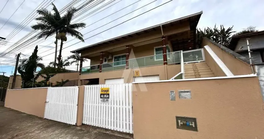 Casa residencial com área de festa, amplo terreno, 3 quartos, hidro e closet