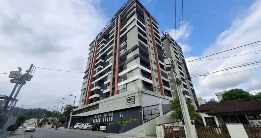Apartamento semimobiliado com 2 quartos, sendo 1 suíte, sacada com churrasqueira e elevador no bairro anita garibaldi.