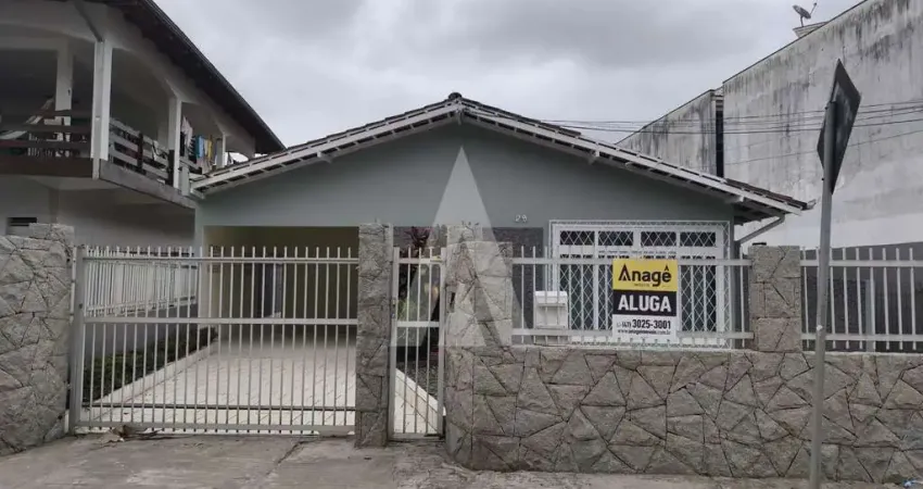 Casa com 3 quartos para alugar na Rua Pedro Lessa, Boa Vista, Joinville