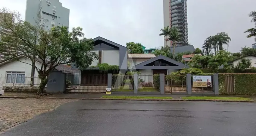 Casa comercial localizada no bairro atiradores, composta por 6 salas e vaga de garagem coberta.