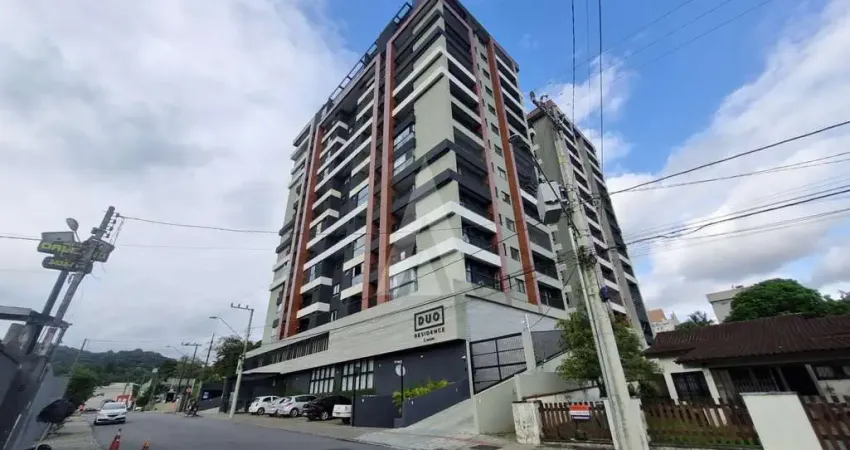 Apartamento com 2 quartos, sendo 1 suíte, cozinha com armários e elevadores no bairro Anita Garibaldi.