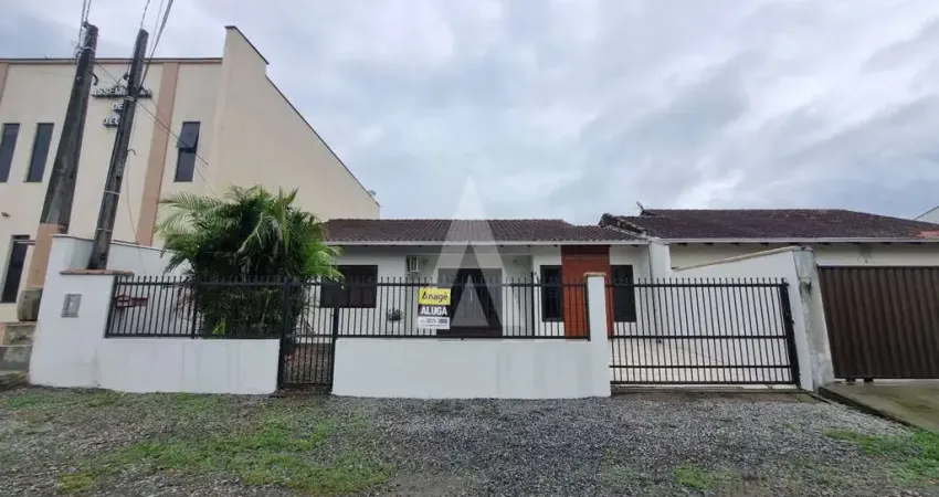 Casa com 3 quartos para alugar na Rua Laércio Hoffmann, Nova Brasília, Joinville