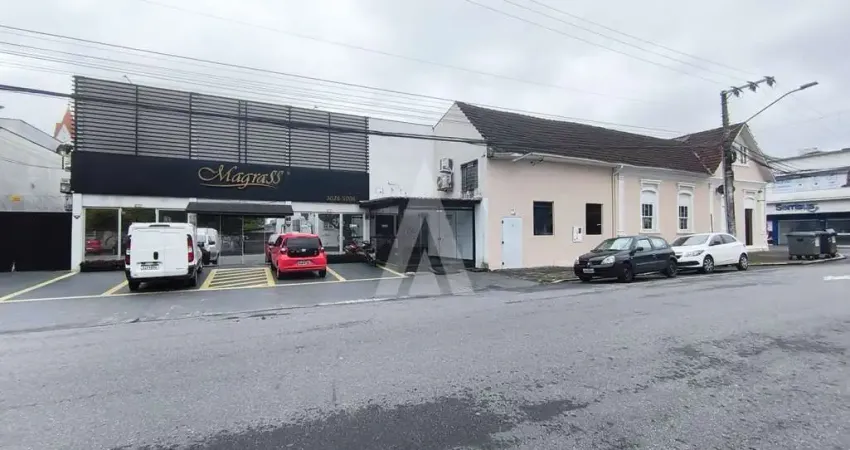 Sala de loja composta por 01 sala, mezanino e 02 lavabos sendo 01 para pcd.