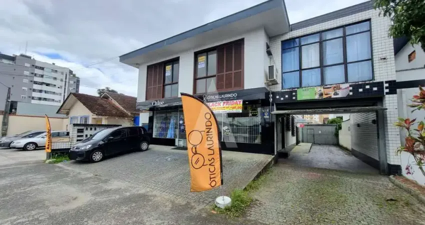 Sala comercial aproximadamente 188 m², 6 salas, cozinha com armários e despensa no bairro anita garibaldi.