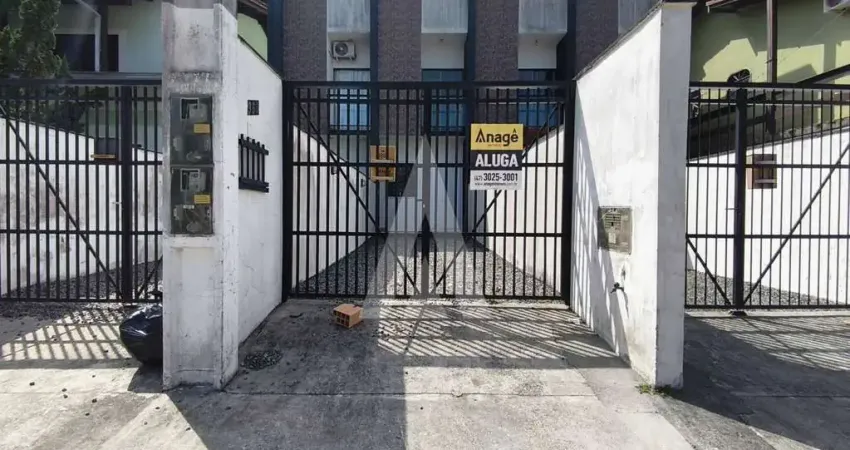 Casa Residencial no Bairro Iririú composto por 02 dormitórios , cozinha com armário e 01 vaga de garagem descoberta.