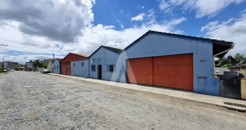 Galpão com 5 salas, 2 lavabos e 1 cozinha com armários no bairro floresta.