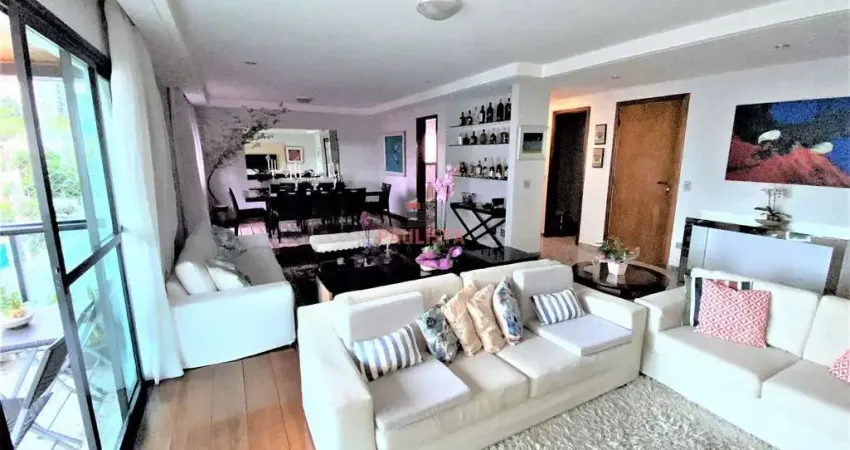 Amplo Apartamento à venda com 214m² na rua Guarujá, próximo ao Metrô.