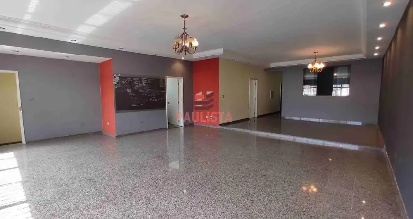 Sobrado comercial com 2 andares corporativos e subsolo com 5 vagas de garagem na Rua Luís Góis