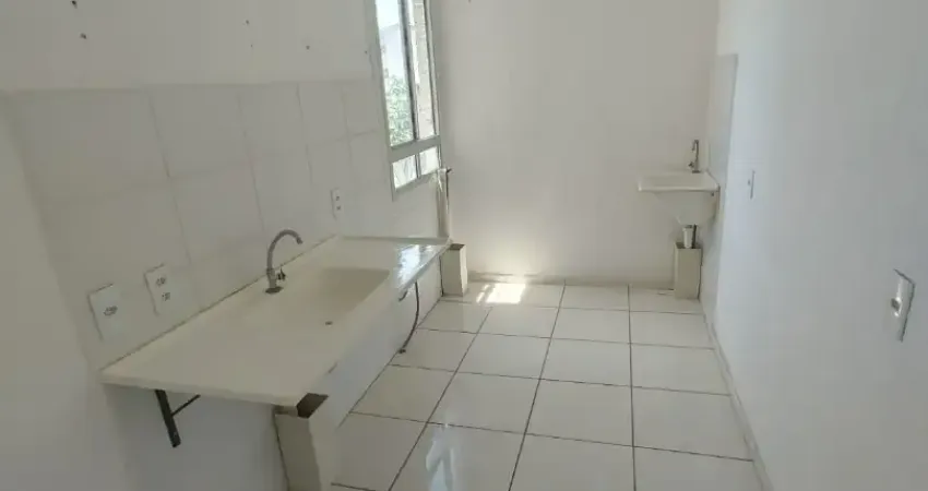 Alugo excelente apartamento de dois quartos, no quarto andar ventilado e pronto ao uso