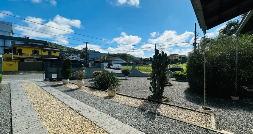 Casa plana com 1 suíte mais 2 quartos à venda no bairro iririú em joinville-sc por r$ 880.000,00.