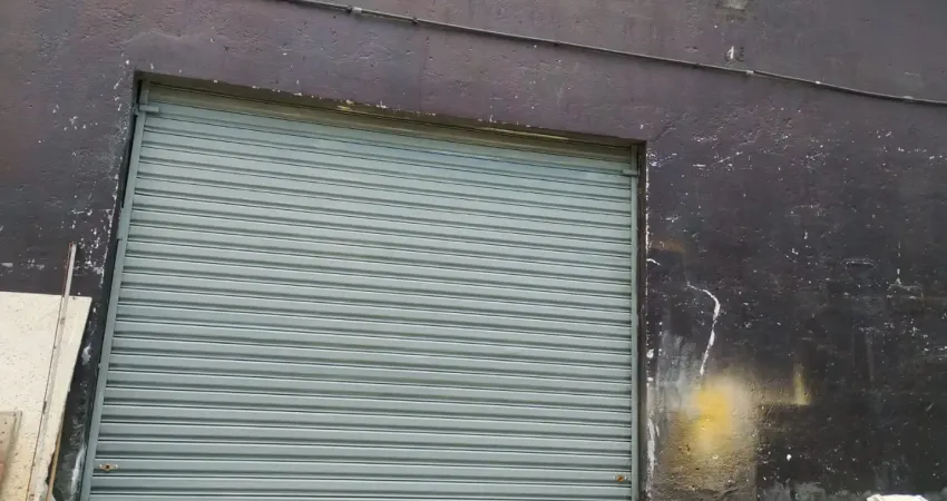 Aluga-se galpão comercial com 01 sala ampla mais duas salas para escritório , ótima localização.