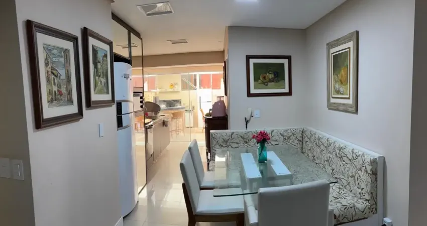 Apartamento diferenciado, mobiliado com 3 dormitórios a 200 metros do mar