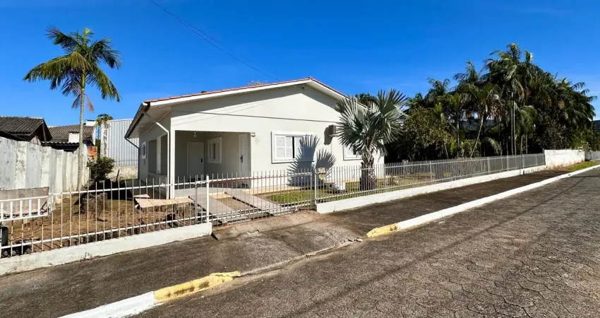 Casa semi mobiliada com dois terrenos no centro de meleiro com 3 quartos